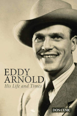 Eddy Arnold戴著牛仔帽為書本封面照片微笑。