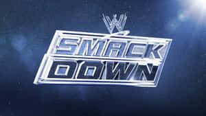 在星空藍色太空背景上以鉻色3D呈現的WWE SmackDown標誌。