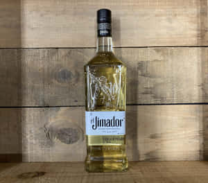 木質表面上的El Jimador龍舌蘭酒瓶