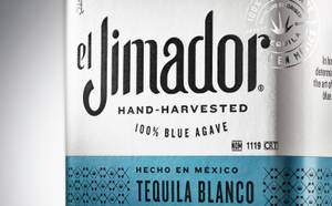 El Jimador 龍舌蘭酒瓶標籤，顯示手工採摘的藍色龍舌蘭和墨西哥產地。