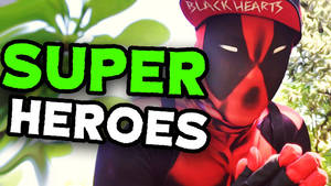 死侍戴著印有「BLACK HEARTS」文字的帽子，站在粗體「SUPER HEROES」字母後面。 — 超級英雄 壁紙