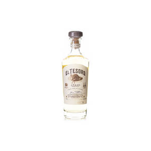 一瓶透明的 El Tesoro Añejo 龍舌蘭酒，帶有奶油色標籤，置於白色背景前。