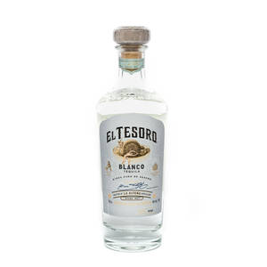 帶有銀色標籤和軟木塞的El Tesoro Blanco龍舌蘭酒瓶。