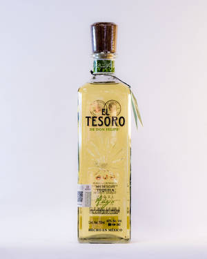 一瓶帶有軟木塞和綠色標籤的 El Tesoro de Don Felipe 龍舌蘭酒。