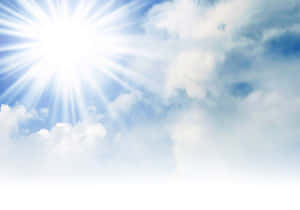 太陽在藍天中透過白雲明亮地照耀。