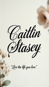 Caitlin Stasey 引言 live the life you love 配花卉背景
