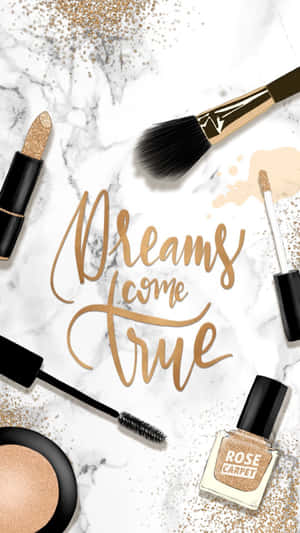 化妝產品和閃粉圍繞著大理石上的金色文字「Dreams come true」排列。