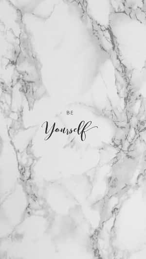 大理石背景，以優雅草書字體呈現「Be Yourself」文字。