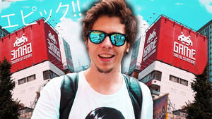 戴太陽眼鏡的年輕男子在遊戲廳前微笑。