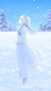 銀發動漫女孩穿白色連衣裙站在雪地，藍天下雪花飄落