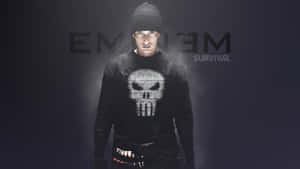 Eminem 在昏暗的錄音室中穿著骷髏衫和冷帽，身後有「EMINEM SURVIVAL」字樣。