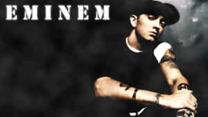 Eminem 帶有紋身和帽子，背景昏暗煙霧。