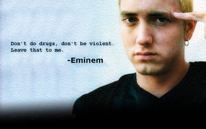 Eminem 將手指放在太陽穴，並附有關於毒品和暴力的名言。