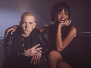 Rihanna 和 Eminem 在黑暗的攝影棚中一起擺姿勢。