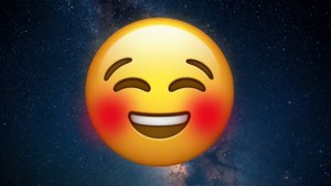 一個愉快嘅笑臉表情符號，帶有玫瑰色面頰，襯托星光夜空。