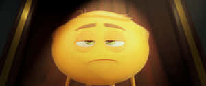 一個黃色表情符號角色，在溫暖聚光燈下顯得疲倦和悲傷。 — Meme 表情 壁紙