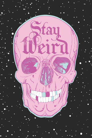粉紅色骷髏頭，帶有「Stay Weird」文字，在繁星點點的背景下微笑。