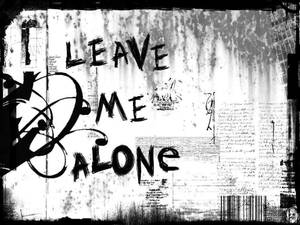 塗鴉牆，在層層塗鴉和紙張碎片上有粗體文字寫著 leave me alone。