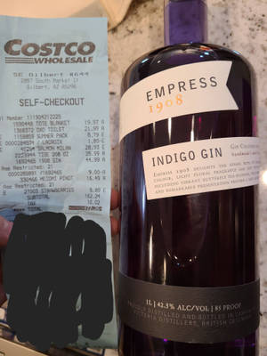 紫色氈酒瓶和 Costco 收據，個人資料已被模糊處理。