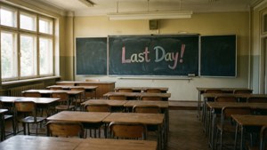 一個空蕩蕩的學校教室，有書桌和一個寫著 Last Day! 的黑板。