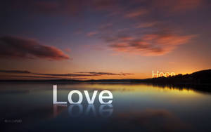 字詞 love hope peace 在日落時分於平靜水面上發光。