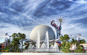 藍天下帶有噴泉和棕櫚樹的 Epcot 球體 — 建築 壁紙