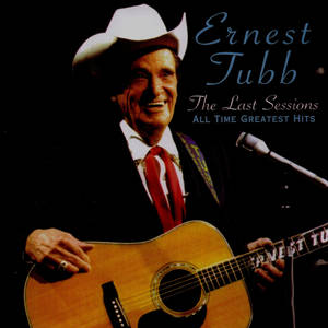 Ernest Tubb 在舞台上彈結他，有咪高峰和文字覆蓋