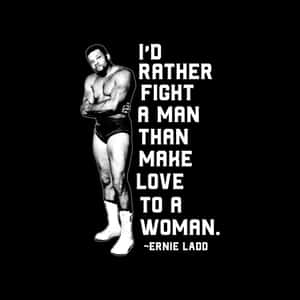 摔角手 Ernie Ladd 交叉雙臂，旁邊是他關於寧願與男人打架也不願與女人做愛的名言。