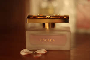 Escada 香水瓶與玫瑰花瓣在木桌上。