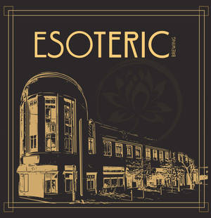 Esoteric Brewing標誌，深色背景上金色復古建築插圖和蓮花標誌。 — Pixel 9 Pro Fold 壁紙