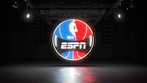 NBA ESPN標誌在黑暗舞台上發光，配有聚光燈和反光地板。