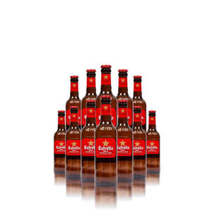 反光白色背景上的 Estrella Damm 啤酒瓶金字塔。