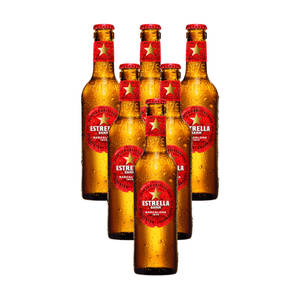 六瓶冰凍的Estrella Damm啤酒瓶在白色背景上帶有冷凝水珠。