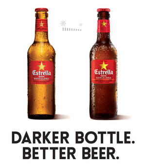 兩瓶冰凍的Estrella Damm啤酒瓶帶有水珠和下方粗體文字。