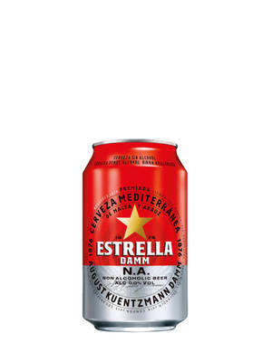 帶有金色星星標誌的紅色和銀色 Estrella Damm 無酒精啤酒罐。