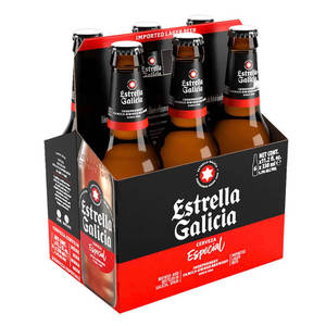 六瓶Estrella Galicia啤酒裝在一個紅色和黑色的六瓶裝提架中。