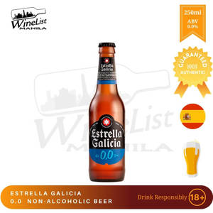 帶有品牌和西班牙國旗的Estrella Galicia 0.0無酒精啤酒瓶。