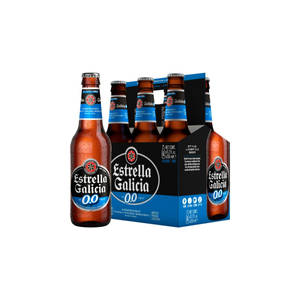 六瓶冰凍的Estrella Galicia 0.0啤酒，放在一個藍黑相間的六瓶裝提架上。