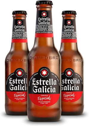 三瓶Estrella Galicia啤酒瓶在白色背景上排列成一排。