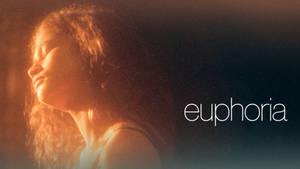 側面輪廓的女子沐浴在金色光芒中，顯示「euphoria」字樣。
