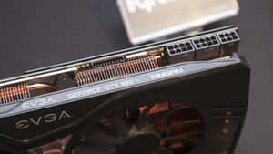 EVGA GTX 980 Ti Kingpin 顯示卡的特寫，帶有銅質熱管和風扇。 — 4K 遊戲 壁紙