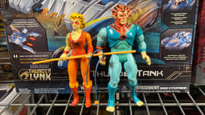 兩個 ThunderCats 動作人偶放在商店貨架上，後面有包裝。