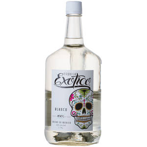 一瓶 Exotico Blanco 龍舌蘭酒，標籤上有糖骷髏設計。