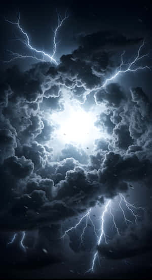 強烈閃電照亮暴風雨天空中密集的烏雲。