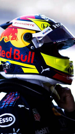 F1 車手佩戴帶有贊助商標誌的 Red Bull 賽車頭盔