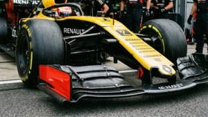 黃黑色雷諾F1賽車帶紅色點綴停在瀝青路面上