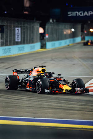 紅牛F1賽車夜間在新加坡街道賽道上行駛。