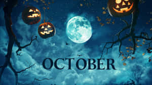 萬聖節南瓜掛在樹上，滿月下帶有「October」字樣。 — 燈籠 壁紙