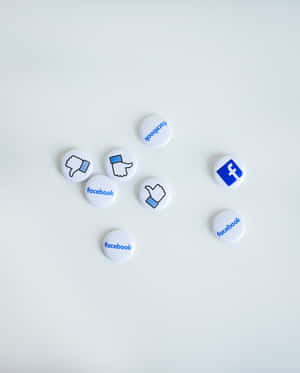 散落的Facebook按鈕，帶有讚/不讚圖標和標誌，在淺灰色背景上。