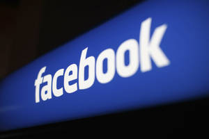 深色背景上發光的Facebook標誌。